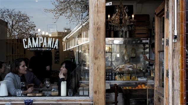 Un coup d'oeil à quelques éléments-clés, comme le menu ou la carte des vins, permet de déceler un restaurant de qualité avant d'y entrer. Un coup d'oeil à quelques éléments-clés, comme le menu ou la carte des vins, permet de déceler un restaurant de qualité avant d'y entrer.