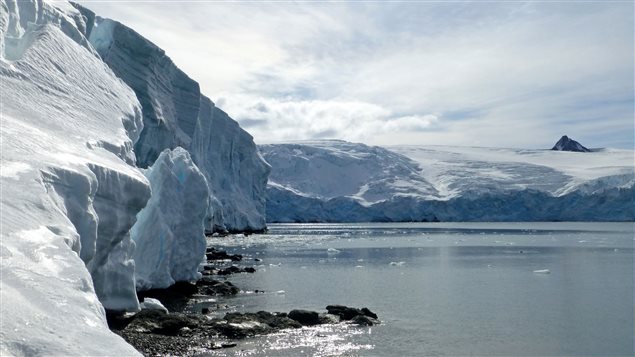 Glaciar con el Nunatak Yamana en el fongo, Antártica.