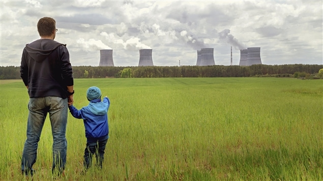 Un homme et son enfant constatent les effets dévastateurs de l'homme sur la nature. Un homme et son enfant constatent les effets dévastateurs de l'homme sur la nature.