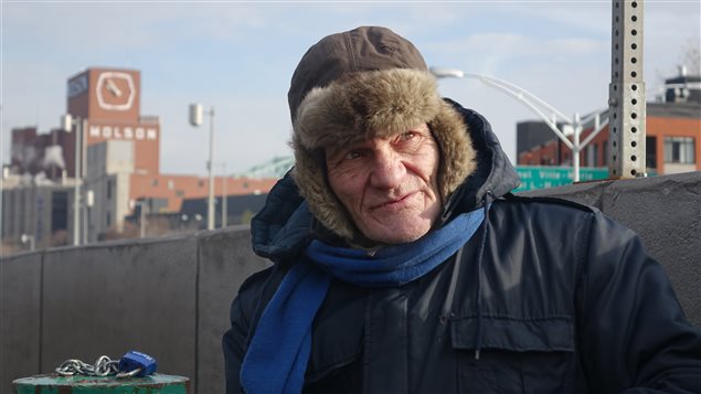Claude, surnommé Papi, s'assoit tous les matins rue Viger, coin Amherst et vient chercher de l'aide pour arrondir ses fins de mois. Claude, surnommé Papi, s'assoit tous les matins rue Viger, coin Amherst et vient chercher de l'aide pour arrondir ses fins de mois.