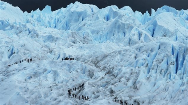 Turistas visitando el Perito Moreno.