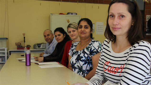 مهاجرون يشاركون في صف لتعلم اللغة الفرنسية 