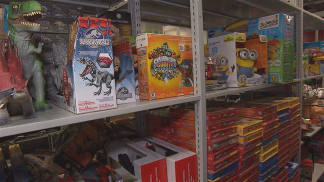 Les étagères débordent de jouets Les étagères débordent de jouets