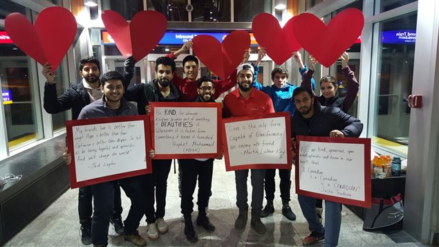Des messages d’amour pour répondre aux graffitis haineux à la station de LRT Tuscany de Calgary.