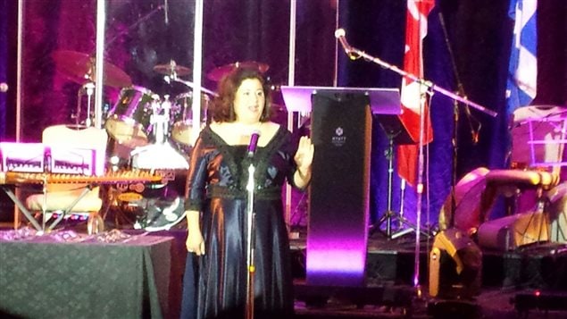السوبرانو الكنديّة اللبنانيّة ليلى شلفون تغنّي في حفل غرفة التجارة والصناعة الكنديّة اللبنانيّة