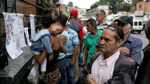 Electores esperan pacientemente su turno para votar por los diputados del Parlamente venezolano, ayer 6 de diciembre de 2015. 