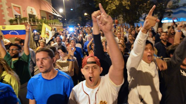 Opositores celebran la victoria la Mesa de la Unidad Democrática, MUD.