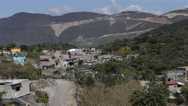  A mine of Canadian mining giant Goldcorp (top) is seen near the village of Carrizalillo, Mexico, November 12, 2015. Picture taken November 12, 2015. 