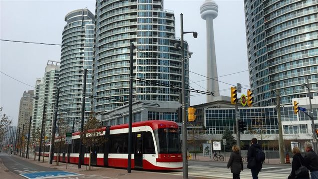 L'un des nouveaux tramways de Toronto L'un des nouveaux tramways de Toronto