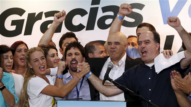 Los diputados de la coalición opositora celebran su victoria.