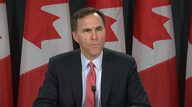 Le ministre canadien des Finances Bill Morneau annonce que la mise de fonds passera de 5 % à 10 % pour la portion du coût excédant le seuil du demi-million de dollars.