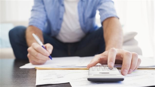 Un homme fait des calculs. Un homme fait des calculs.