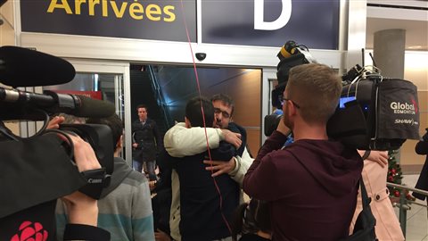 Les frères Taher et Maher Istanbouli se retrouvent enfin à l’aéroport d’Edmonton.