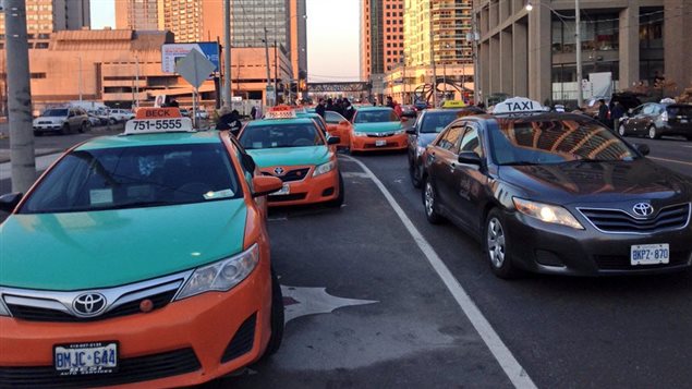 Choferes de taxi manifiestan contra Uber en Toronto.