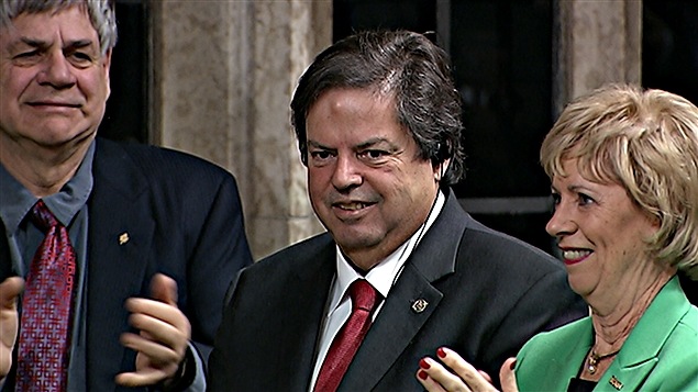 Mauril Bélanger, nommé président honoraire des Communes, est chaudement applaudi par ses collègues. (09-12-15) Mauril Bélanger, nommé président honoraire des Communes, est chaudement applaudi par ses collègues. (09-12-15)
