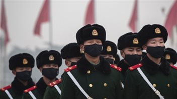 12月9日,北京天安门广场警卫首次戴上口罩执勤。