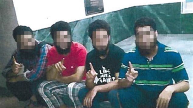 La policía de Suiza busca a estas cuatro personas sospechosas de ser simpatizantes del grupo armado autodenominado Estado Islámico. La foto fue publicada por medios de comunicación suizos que cubrieron los rostros, como lo exige la legislación local. 