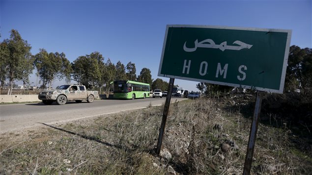 قافلة تغادر حي الوعر في مدينة حمص السورية أمس بعد التوصل إلى هدنة بين نظام الرئيس بشار الأسد والقوات المعارضة له. وهذا الحي الوحيد في حمص في شمال غرب سوريا الذي لا يزال بأيدي قوات المعارضة.