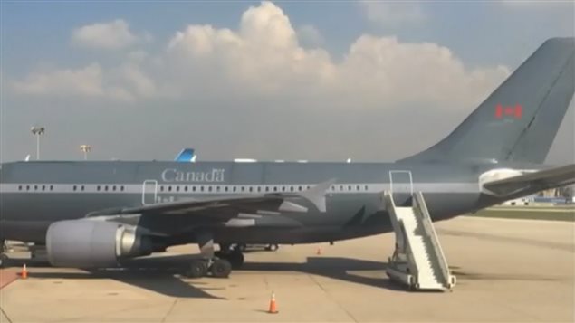 El avión Airbus C-150 de las Fuerzas Canadienses esperando a los refugiados sirios en Beirut. 