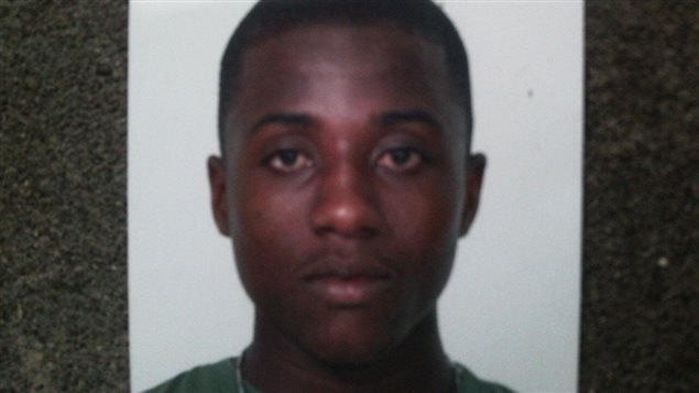 Homme recherche par la police