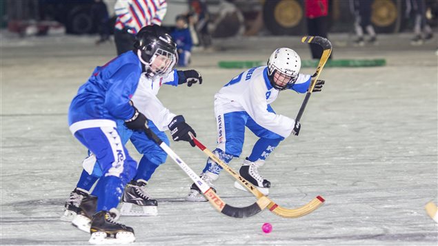 De jeunes sportifs jouent au hockey à Arkhangelsk en Russie De jeunes sportifs jouent au hockey à Arkhangelsk en Russie
