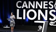 Monica Lewinsky lors de la cérémonie des Lions de Cannes 2015. Monica Lewinsky lors de la cérémonie des Lions de Cannes 2015.