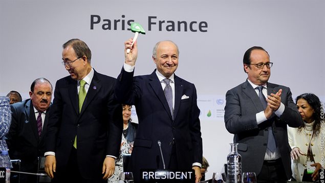 Laurent Fabius, canciller francés y presidente de la COP21 (centro); Ban ki-Moon, Secretario General de Naciones Unidas (izq.) y François Hollande, presidente de Francia, al final de la COP21.