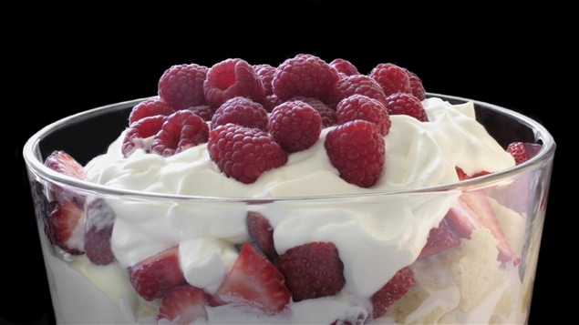 Lesley Chesterman propose de remplacer la bûche de Noël par de la bagatelle, un dessert anglais à base de fruits et de crème. Lesley Chesterman propose de remplacer la bûche de Noël par de la bagatelle, un dessert anglais à base de fruits et de crème.