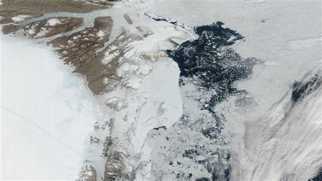 Image satellite de la fonte des glaces au Groenland en août 2015. 