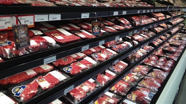 Los dueños de los supermercados y carnicerías en la provincia de Alberta están tratando de ponerse al día con nuevas maneras de robar carne.