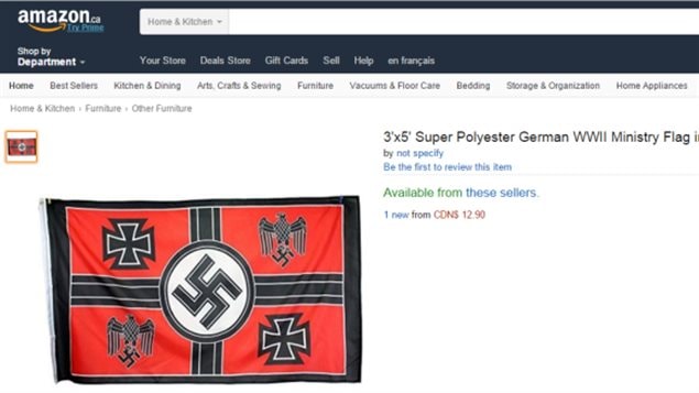 Imagen de una bandera nazi a la venta en el sitio de Amazon