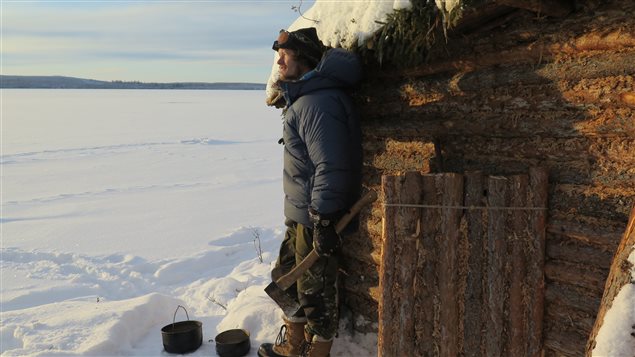 Kristoffer Glestad devant sa cabane en hiver.