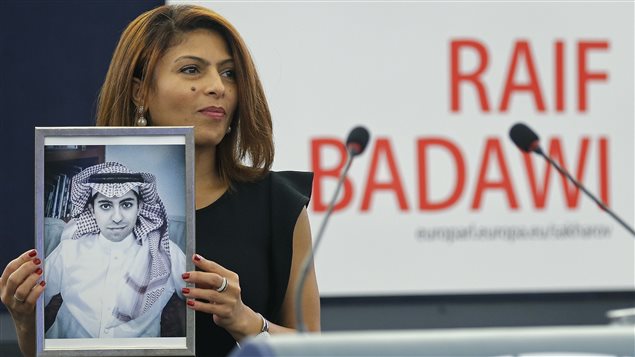 إنصاف حيدر تتسلّم من البرلمان الأوروبي جائزة ساخاروف نياية عن زوجها رائف بدوي