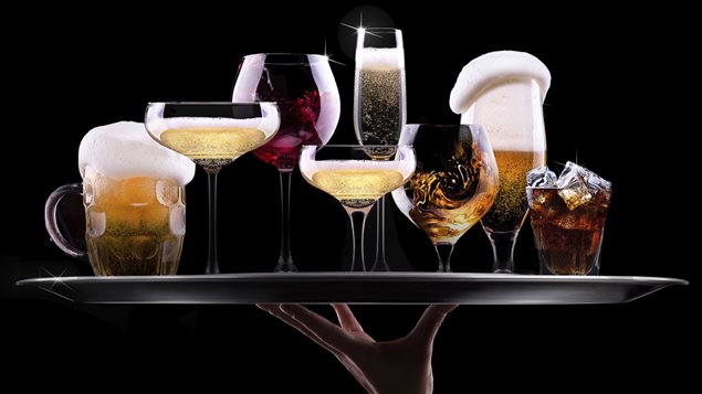Un plateau de boissons alcooliques Un plateau de boissons alcooliques