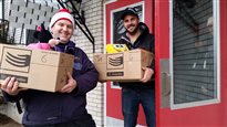 Des bénévoles livrent des paniers de Noël aux pauvres