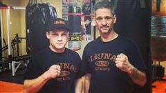 Le jeune Jacob Barbe et son entraîneur Eric Thibeault au club Les gants dorés de Gatineau. Le jeune Jacob Barbe et son entraîneur Eric Thibeault au club Les gants dorés de Gatineau.