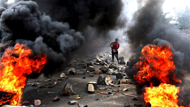 A protester sets up a barricade during a protest against Burundi’s President Pierre Nkurunziza and his bid for a third term in Bujumbura, Burundi, May 22, 2015. REUTERS/Goran Tomasevic