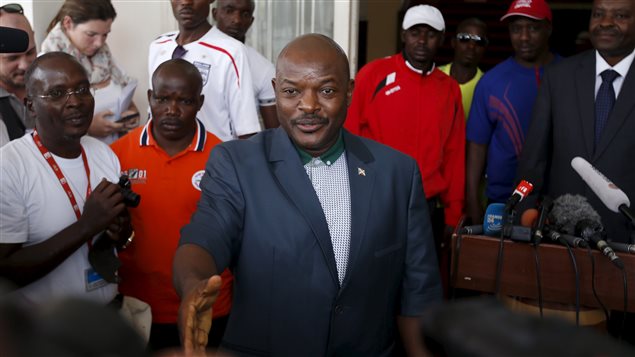 Burundi’s President Pierre Nkurunziza (C) greets journalists at a beginning of a news conference in Bujumbura, Burundi, May 17, 2015.