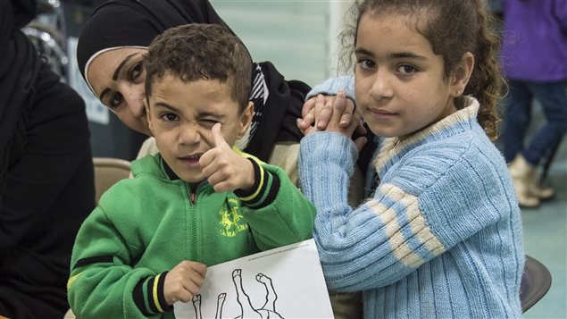 Niños refugiados sirios recién llegados a Montreal.