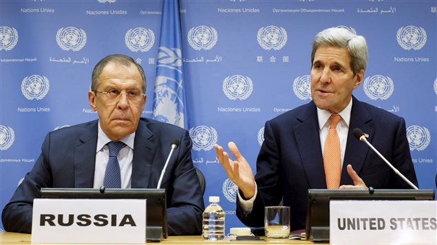 وزيرا الخارجيّة الأميركي جون كيري (إلى اليمين) والروسي سيرغي لافروف خلال اجتماع مجلس الأمن حول الأزمة في  سوريّا