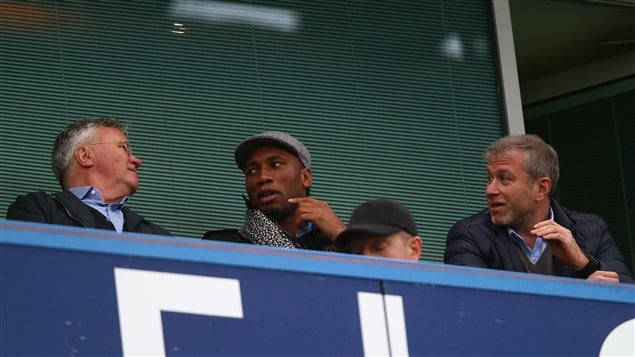 Didier Drogba con Guus Hiddink y Roman Abramovich.