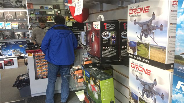 Les drones sont les objets les plus vendus en décembre dans cette boutique de modélisme de Laval.