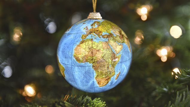 Une boule de Noël avec une carte de l’Afrique.