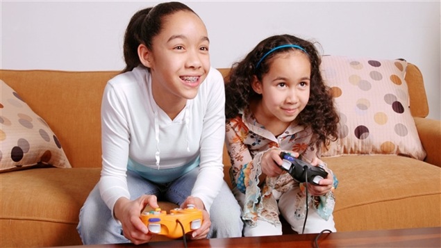 Deux fillettes jouent aux jeux vidéo