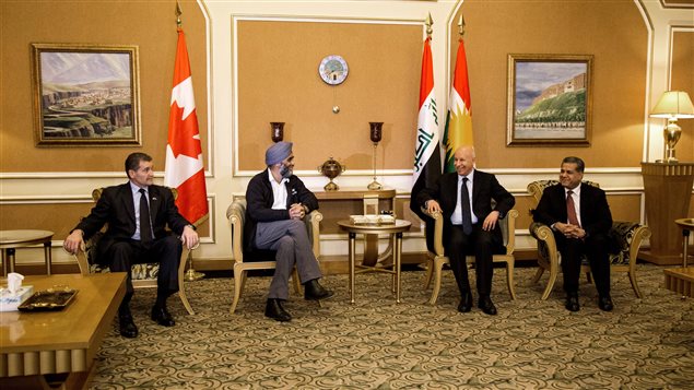 وزير الداخلية في حكومة إقليم كردستان كريم سنجاري (الثاني من اليمين) مستقبلاً وزير الدفاع الكندي هارجيت سجّان (الثاني من اليسار) أمس في إربيل
