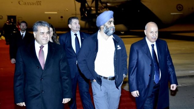 El ministro de Defensa canadiense Harjit Sajjan con el ministro del Interior kurdo Karim Sinjari (der.) y el ministro de Relaciones Exteriores kurdo Falah Mustafa Bakir, a su llegada a Erbil, norte de Irak.