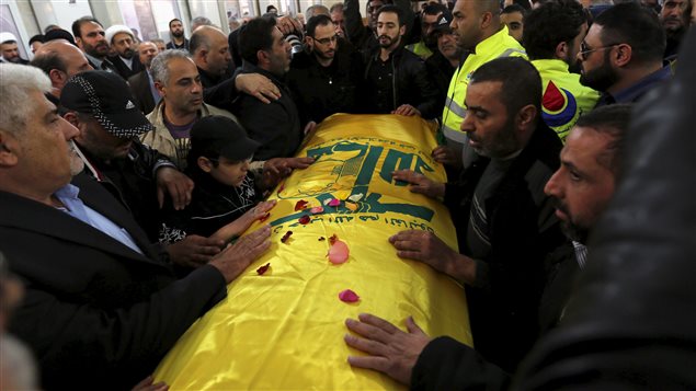 Miembros de Hezbolá y familiares en luto alrededor del ataúd del comandante Samir Quntar, cubierto con la bandera de Hezbolá en Beirut el 21 de diciembre.
