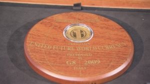 2009年8国领导人峰会送给每位领导人的金币
