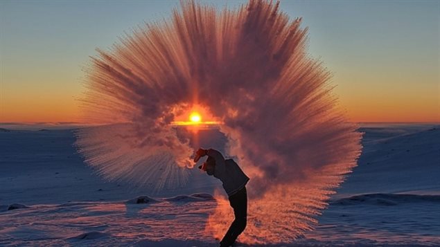 Photo saisissante d’un homme lançant une tasse de thé par -40° C.