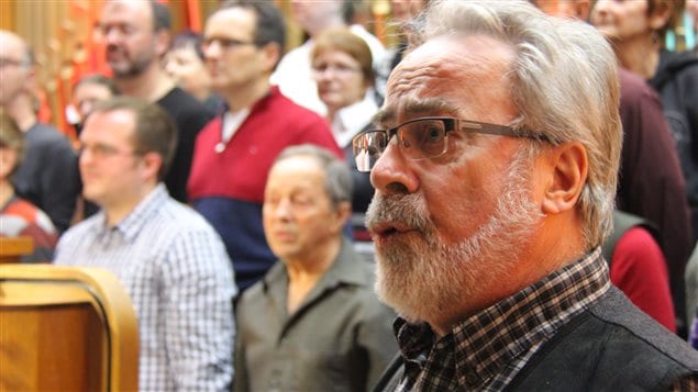 Michel Villemaire chante Minuit, chrétiens avec la chorale de Saint-Roch-de-l'Achigan Michel Villemaire chante Minuit, chrétiens avec la chorale de Saint-Roch-de-l'Achigan